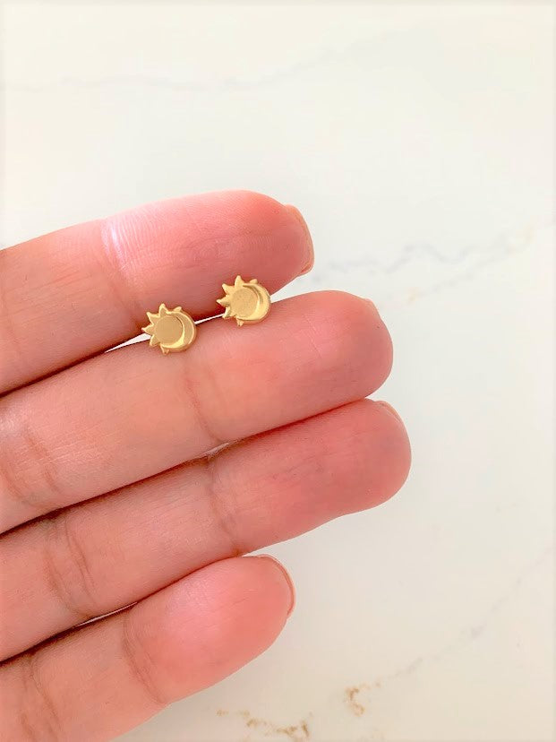 14K Gold Tiny Eclipse Stud Earrings, Sun & Moon Earrings, Sun Star Gold Studs, Celestial Earrings, 14K Gold Earrings, Dainty Eclipse Studs