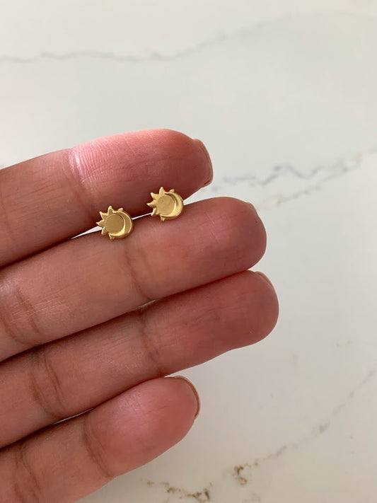 14K Gold Tiny Eclipse Stud Earrings, Sun & Moon Earrings, Sun Star Gold Studs, Celestial Earrings, 14K Gold Earrings, Dainty Eclipse Studs